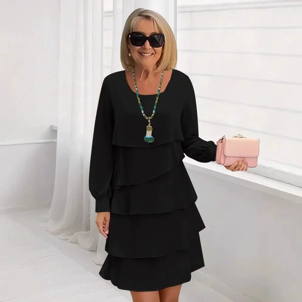 Vestido elegante de mujer con volantes y silueta fluida, perfecto para verano y ocasiones especiales.