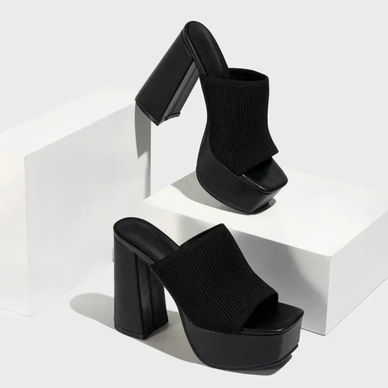 Sandalias de tacón bloque y plataforma, calzado moderno que combina elegancia y confort superior.