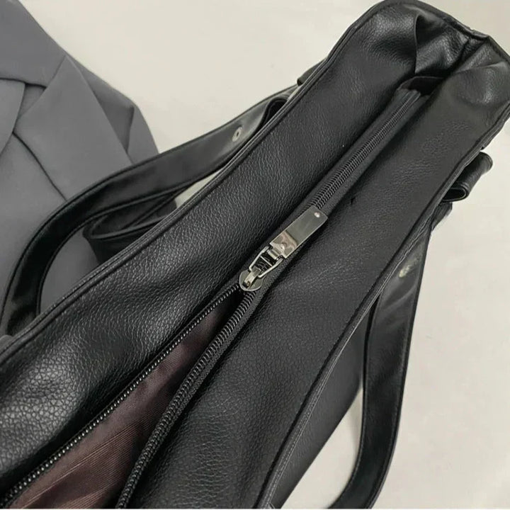 Bolso de hombro color chocolate, grande, cuero vegano suave. Diseño funcional para el día a día.
