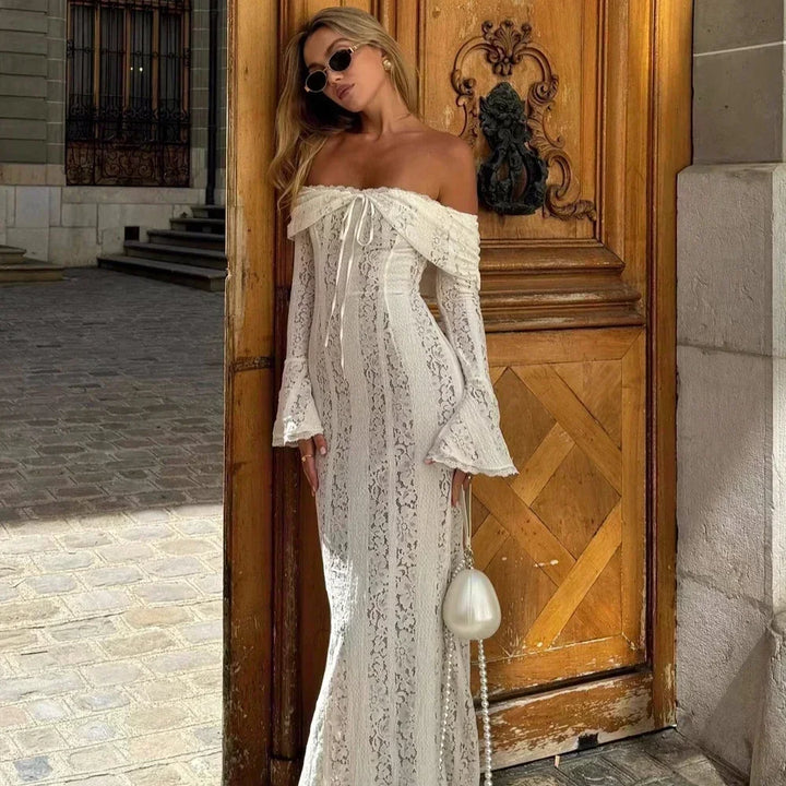 Vestido maxi elegante de mujer con hombros descubiertos y mangas largas, ideal para fiesta o boda.