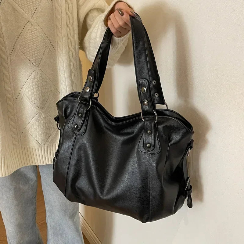 Bolso diario de mujer marrón, grande, con diseño organizador. Piel sintética suave.