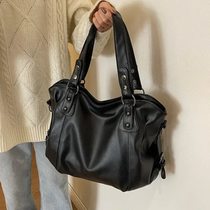 Bolso diario de mujer marrón, grande, con diseño organizador. Piel sintética suave.