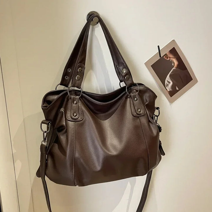 Elegante bolso de hombro negro para mujer, cuero vegano suave. Amplio y con organizador interno.