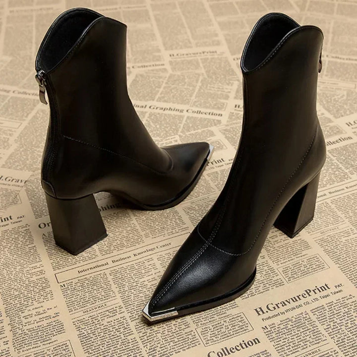 Botines de moda para mujer, estilo urbano-elegante, con distintiva punta metálica.