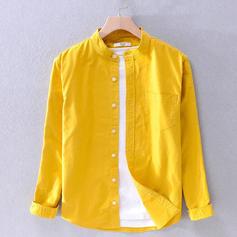 Camisa de hombre blanca con cuello mao y corte recto para un estilo moderno y versátil.