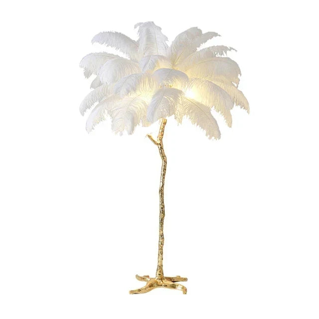 Lámpara de pie LED con plumas de avestruz y acabado latón cobre. Luz suave para un ambiente sofisticado.