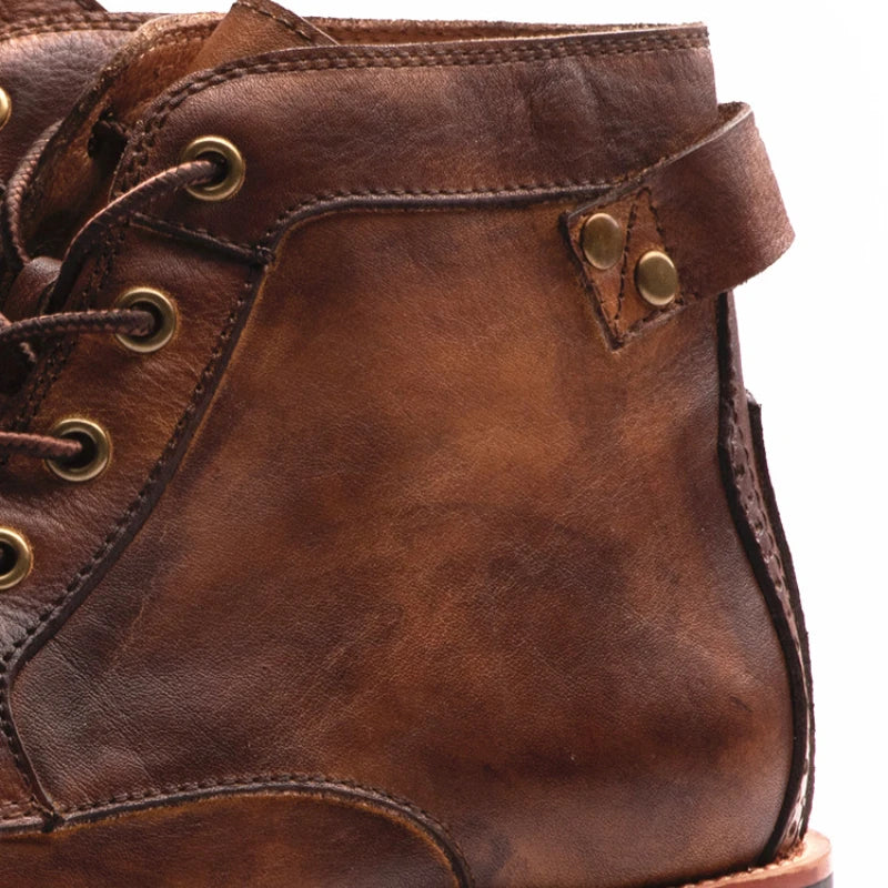 Botas de lujo para hombre en cuero marrón pulido, calzado de vestir con estilo brillante y moderno.