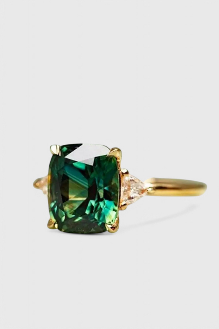 Anillo de oro para mujer con brillante esmeralda de corte cuadrado. Joyería femenina, perfecto para regalo.