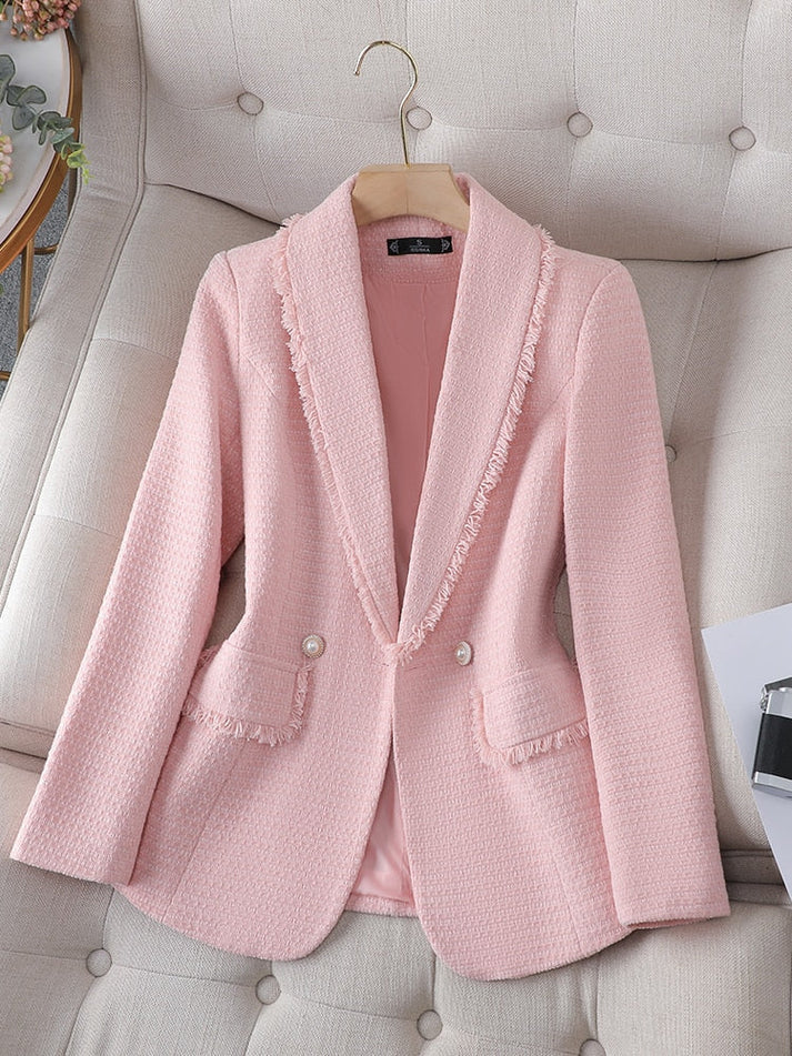 Detalle de flecos en manga de blazer mujer, toque bohemio y actual de moda.