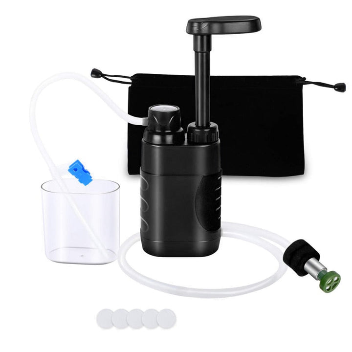 Filtro de agua portátil para camping y supervivencia, equipo esencial para hidratación segura en exteriores.