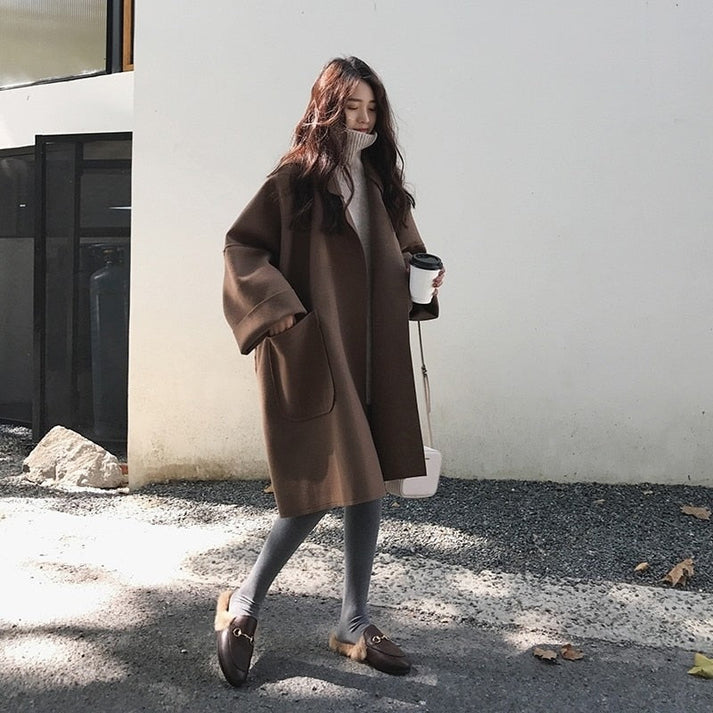 Abrigo femenino elegante. Trenchcoat cálido para invierno, moda versátil para cualquier ocasión.