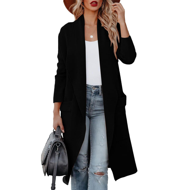 Detalle del tejido de punto en cárdigan de mujer. Estilo elegante y casual, ideal para otoño/invierno.