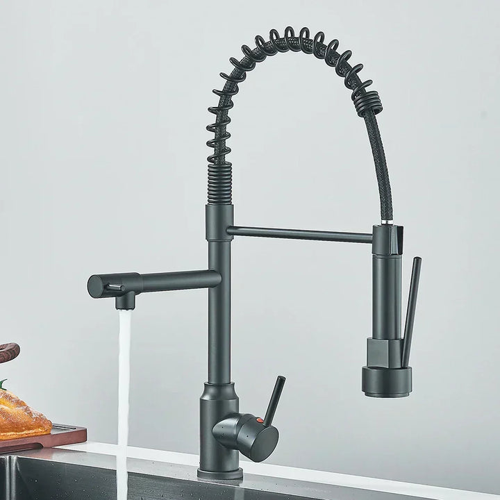 Grifo de cocina flexible de acero inoxidable con pulverizador extraíble.