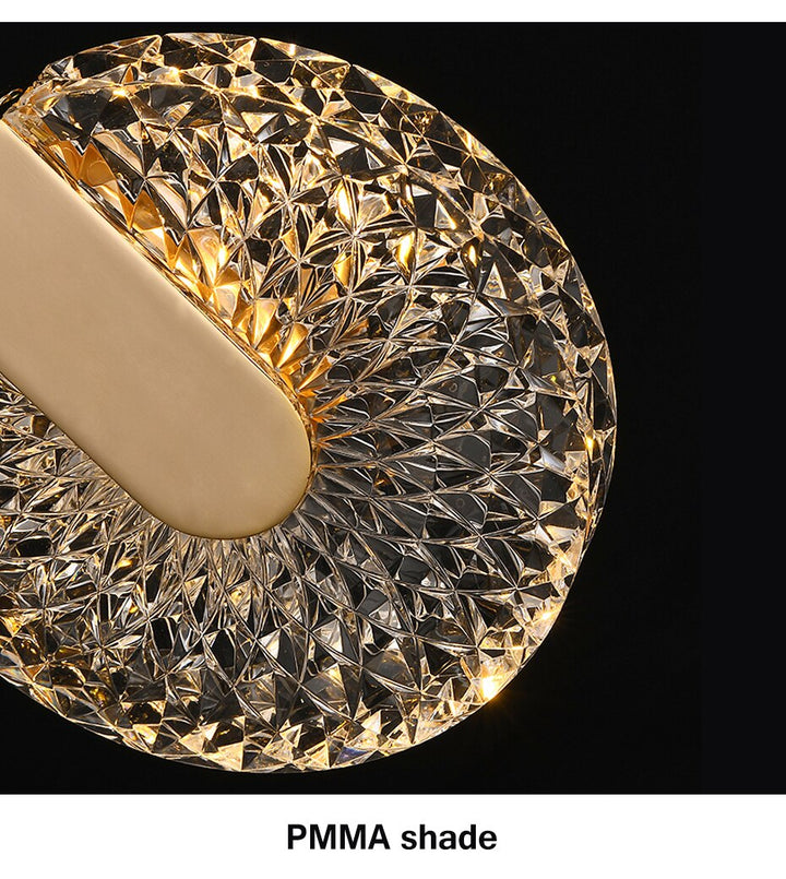 Hermosa lámpara colgante LED redonda de cristal dorado para ambientes modernos.