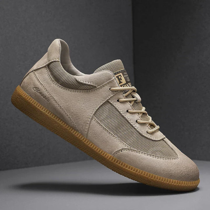 Zapatillas urbanas deportivas para hombre de ante y malla. Calzado cómodo y transpirable en tonos beige y gris.