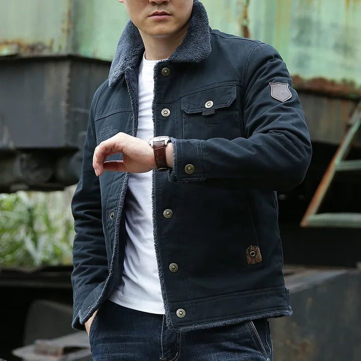 Chaqueta casual abotonada para hombre con bolsillos, ideal para entretiempo y otoño. Moda masculina moderna y versátil.