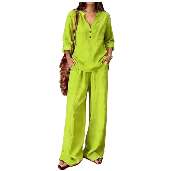 Moda de verano: Conjunto de blusa cuello V y pantalón de lino. Ropa fluida y transpirable para mujer, estilo casual.