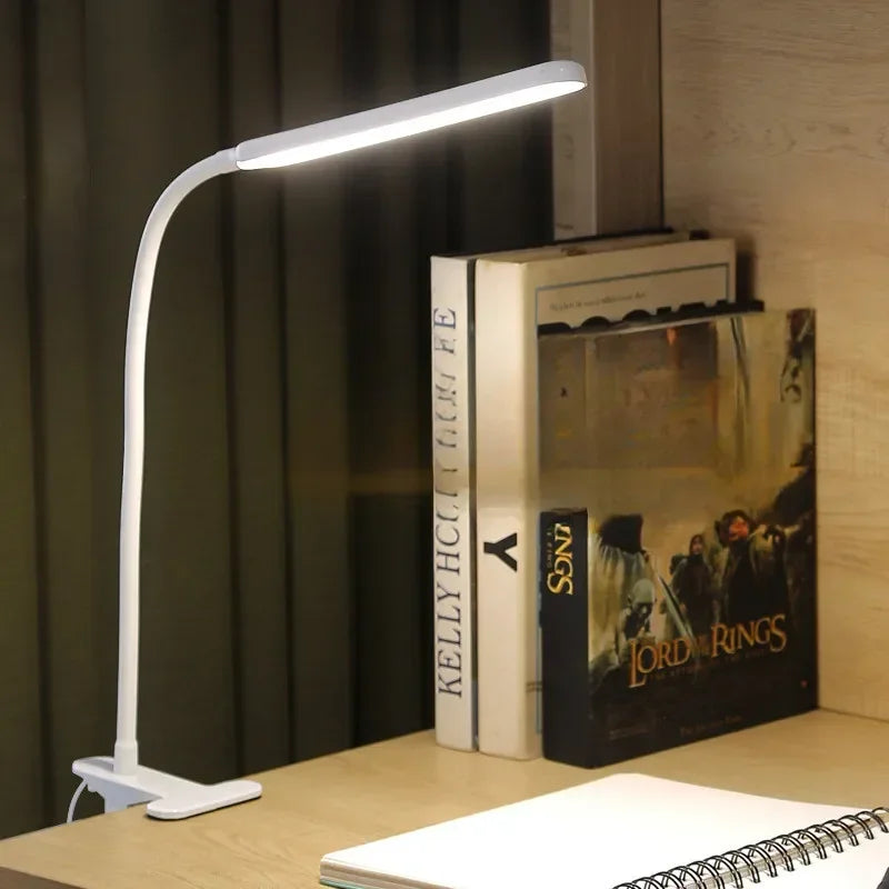 Luz LED portátil de pinza con USB. Lámpara regulable de cuello de cisne, perfecta para leer y trabajar cómodamente.