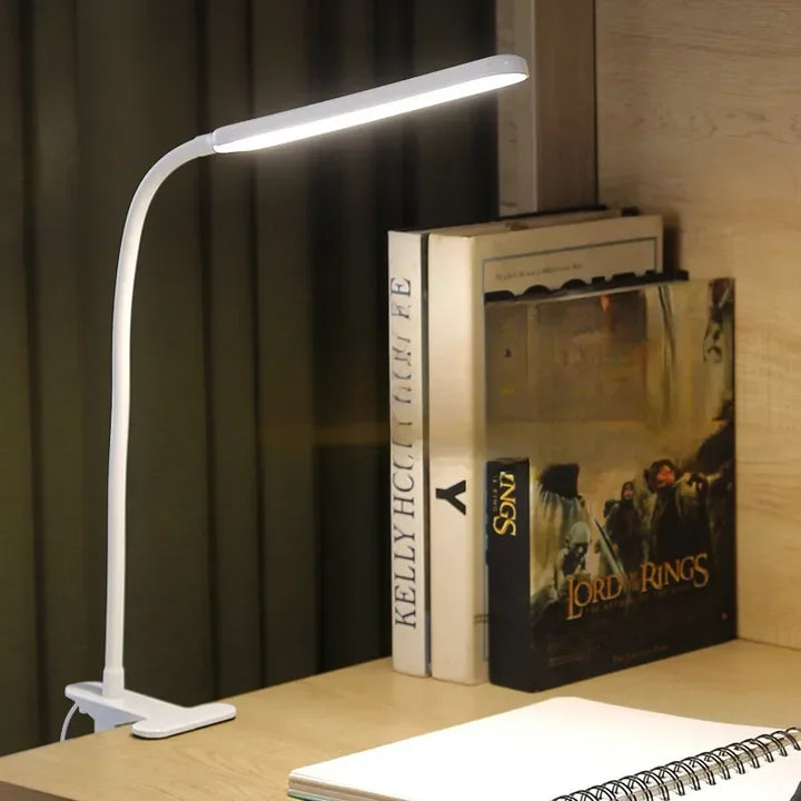 Luz LED portátil de pinza con USB. Lámpara regulable de cuello de cisne, perfecta para leer y trabajar cómodamente.