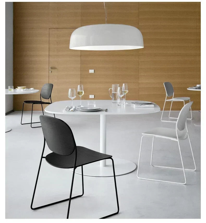 Lámpara colgante LED redonda de metal y acrílico, ideal para salones modernos.