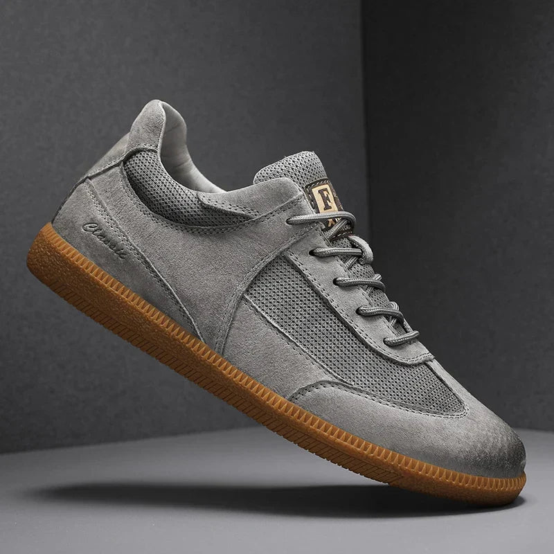 Zapatillas de hombre para ciudad. Calzado duradero de ante y malla, estilo deportivo y casual para el día a día.