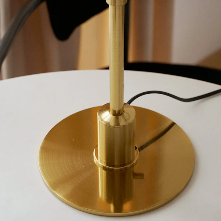 Lámpara de mesa estilo retro escandinavo, ideal para decoración moderna y funcional en cualquier estancia.