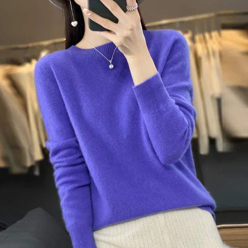 Suéter versátil de mujer, delgado y moderno. Cuello redondo, ideal para looks casuales o elegantes en invierno.