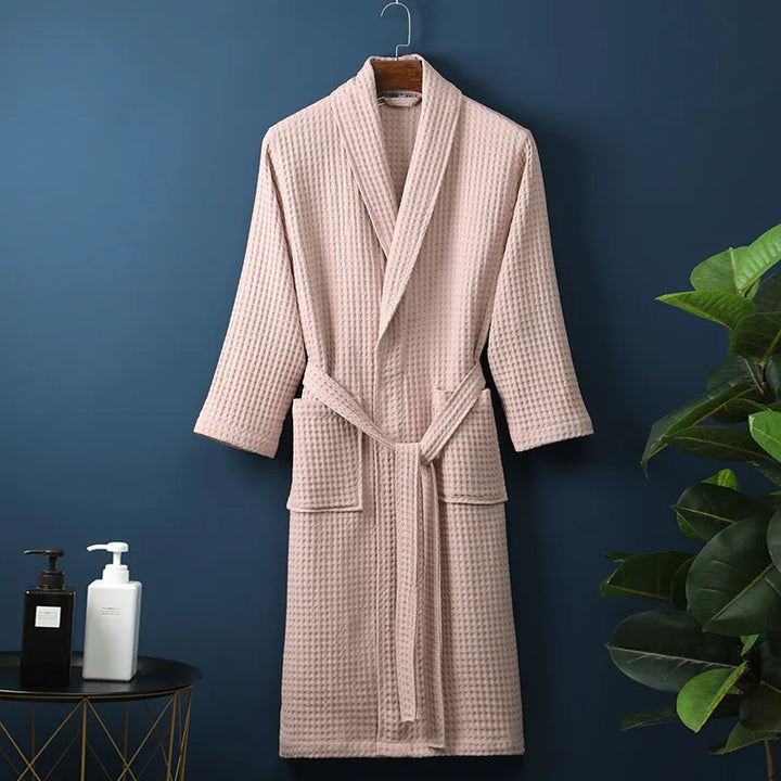 Lujosa bata de baño envolvente Aurora, unisex. Máximo confort para vestir en casa con estilo y suavidad.