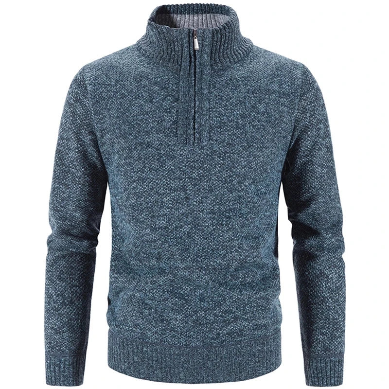 Modelo con jersey de hombre gris de media cremallera. Estilo elegante y versátil para moda masculina.