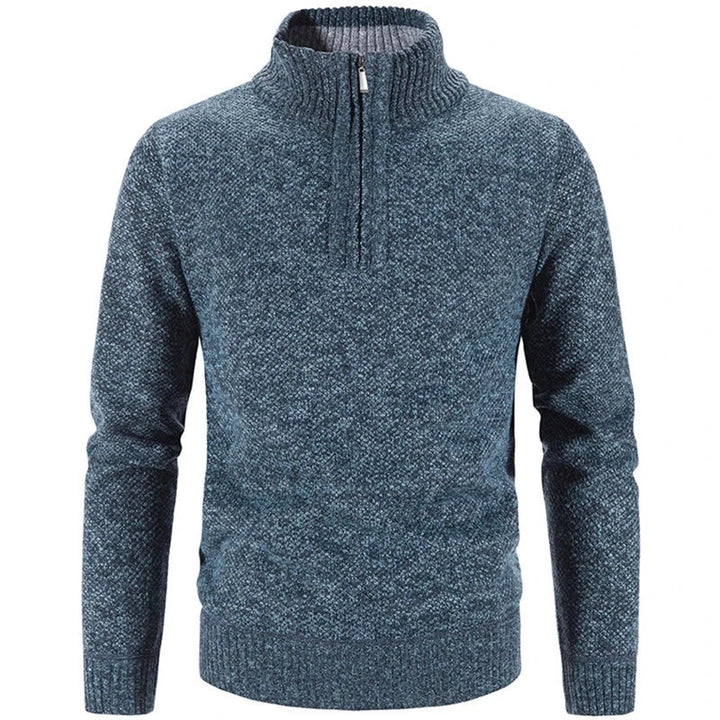 Modelo con jersey de hombre gris de media cremallera. Estilo elegante y versátil para moda masculina.