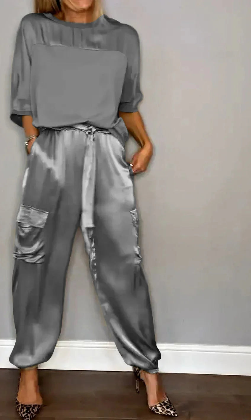 Outfit casual-elegante de verano para mujer: conjunto satinado con top holgado y pantalón cargo cómodo.