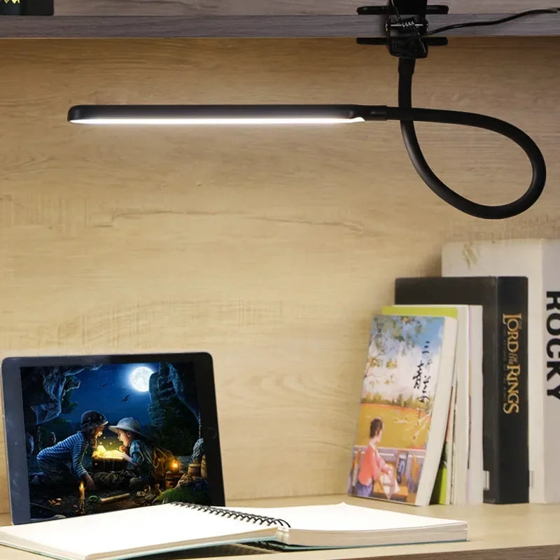 Lámpara LED de pinza USB regulable. Ideal para iluminación de escritorio, lectura o estudio con cuello de cisne flexible.