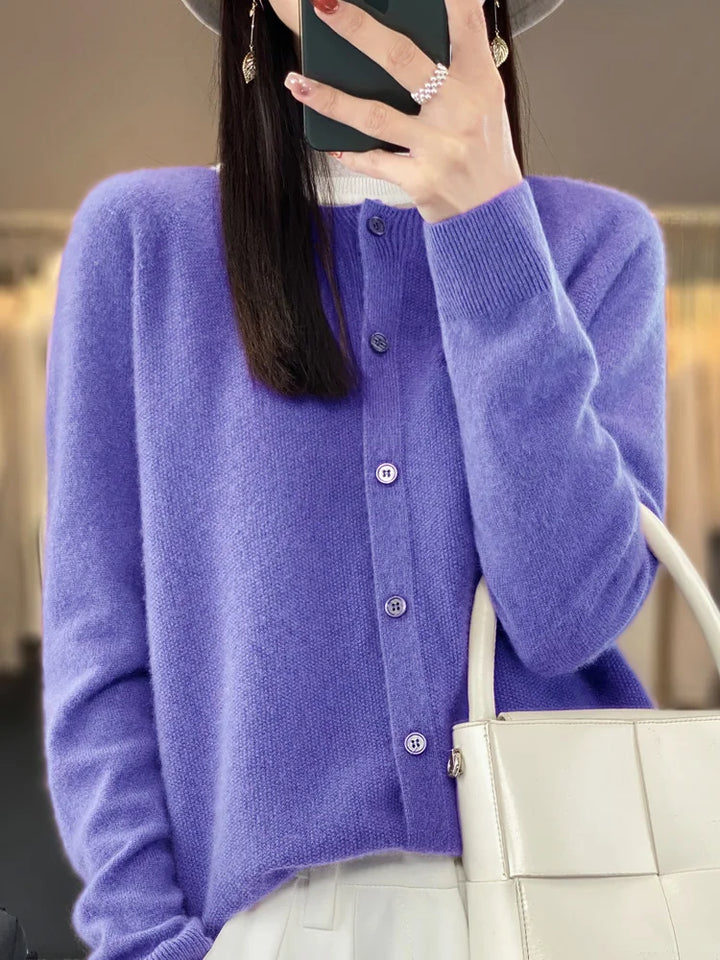 Cárdigan de mujer con cuello redondo, diseño minimalista, ajuste estilizado. Versátil y elegante.