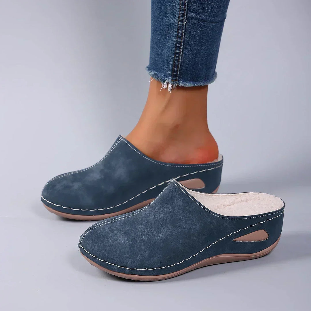 Zapatillas ortopédicas de mujer, diseño acogedor, brindan comodidad y descanso para pies cansados en casa.