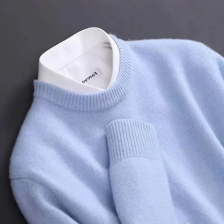 Jersey de punto elegante para hombre, cuello redondo y manga larga. Confort y estilo clásico invernal.