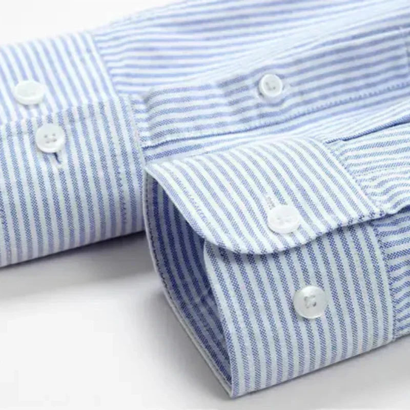 Hombre con camisa casual de manga larga en un entorno relajado, outfit versátil para cualquier ocasión.