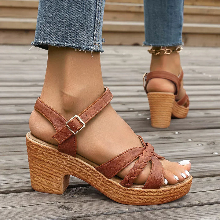 Sandalias de mujer elegantes y casuales para verano. Calzado ortopédico moderno perfecto para vacaciones y playa.