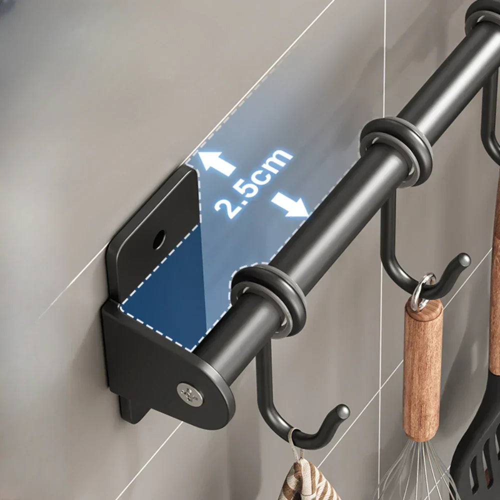 Cocina moderna con organizador de pared negro para utensilios, estante multiuso que optimiza el almacenamiento.