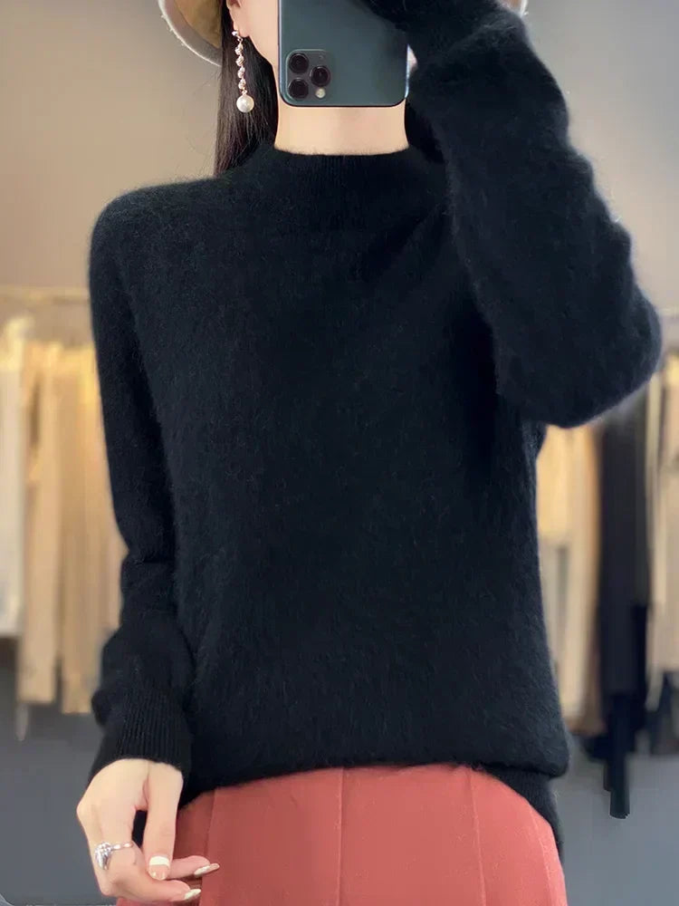 Mujer luciendo un suéter ultrasuave color beige, con un estilo cómodo y versátil para el otoño.