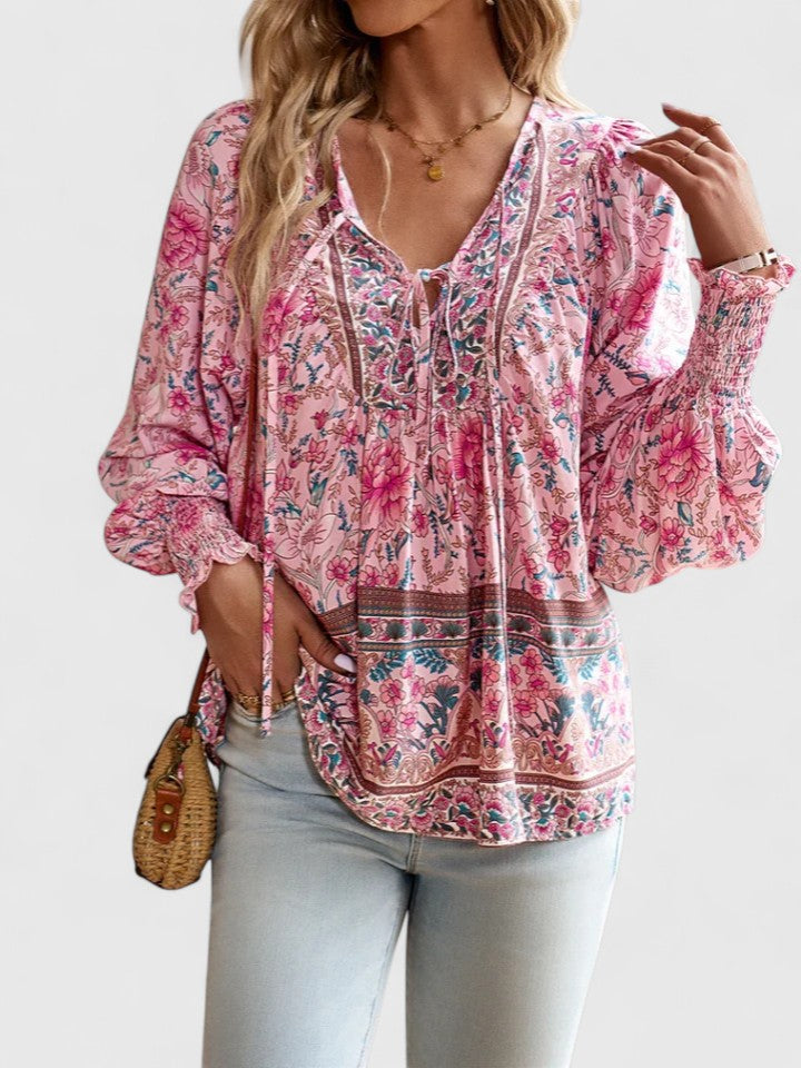 Blusa bohemia floral de mujer con manga larga y estampado veraniego, ideal para un look casual.