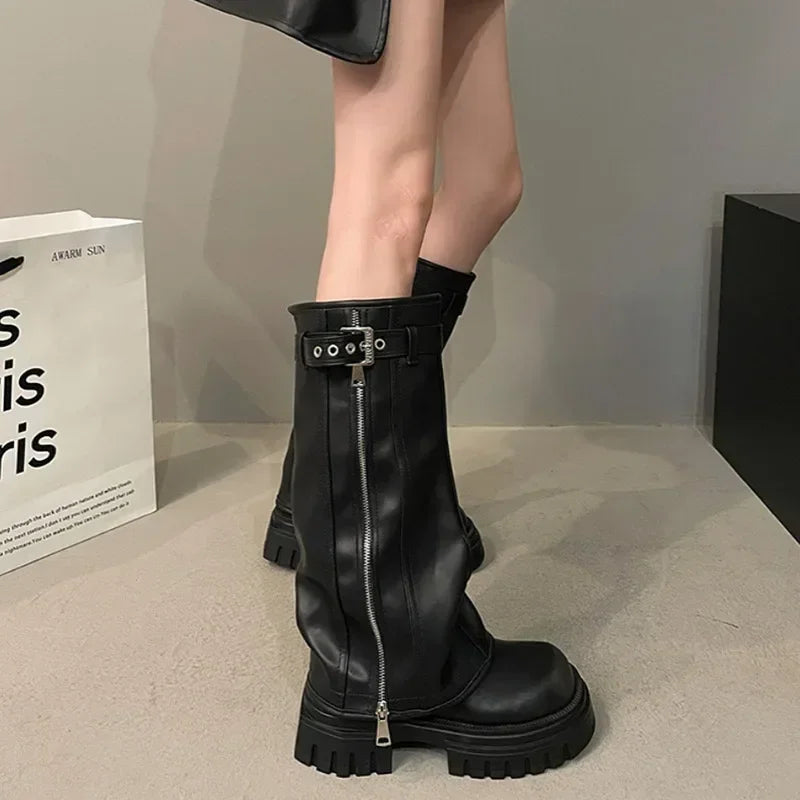 Mujer caminando con botas de invierno cómodas y robustas, perfectas para el frío, estilo y durabilidad.