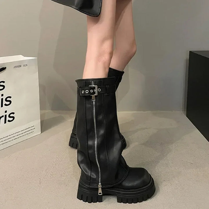 Mujer caminando con botas de invierno cómodas y robustas, perfectas para el frío, estilo y durabilidad.