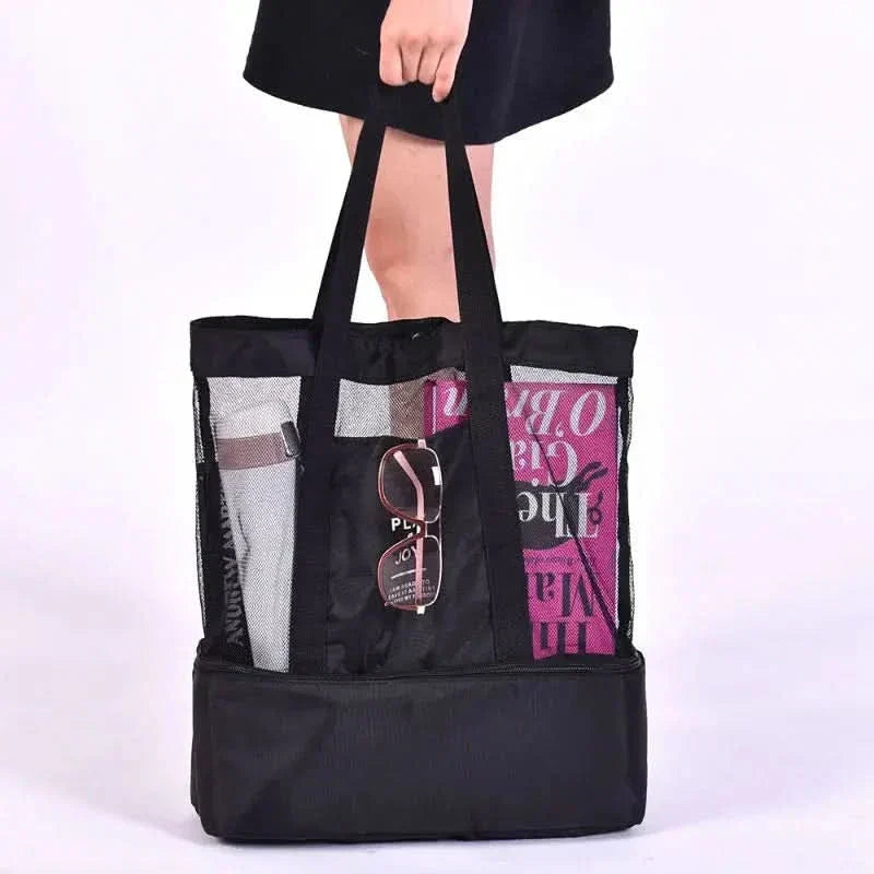 Amplia bolsa de playa impermeable con malla resistente, ideal para guardar toallas y accesorios veraniegos.