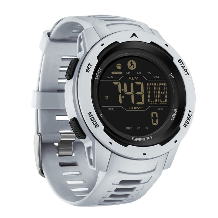 Detalle del reloj digital deportivo impermeable para hombre, pantalla clara y funciones para actividad física.