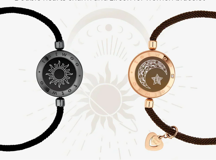 Pareja mostrando pulseras de conexión a distancia. Luz y vibración para un amor sin límites. Regalo especial.