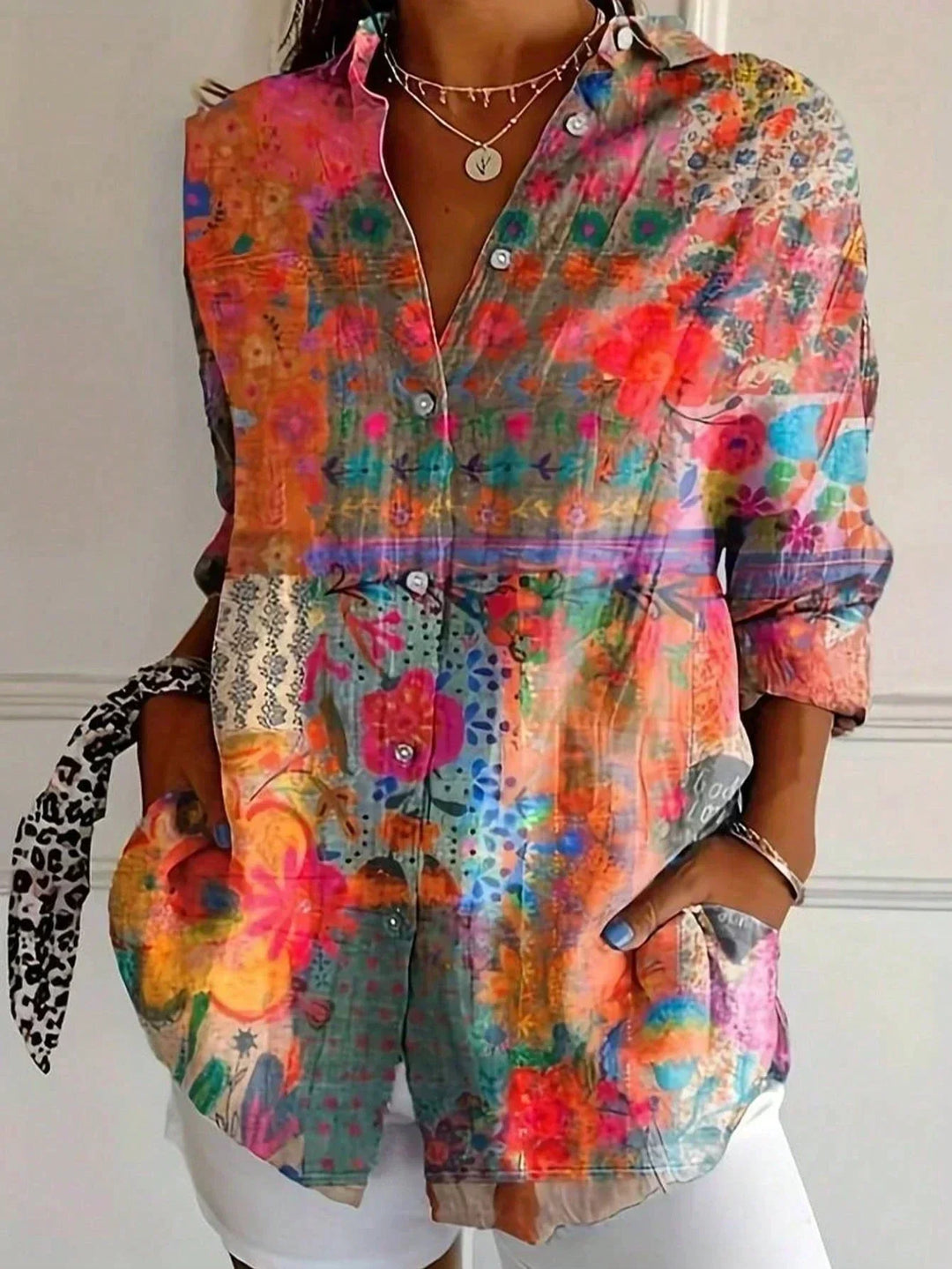 Detalle de blusa floral mujer con estampado vibrante, estilo ligero y fresco, perfecto para la moda de verano.