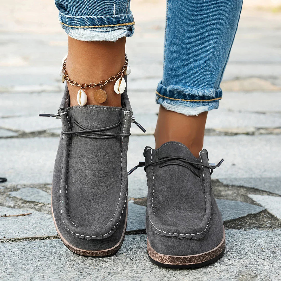 Calzado de mujer gris cómodo y ligero, diseño slip-on transpirable ideal para caminar y uso diario.