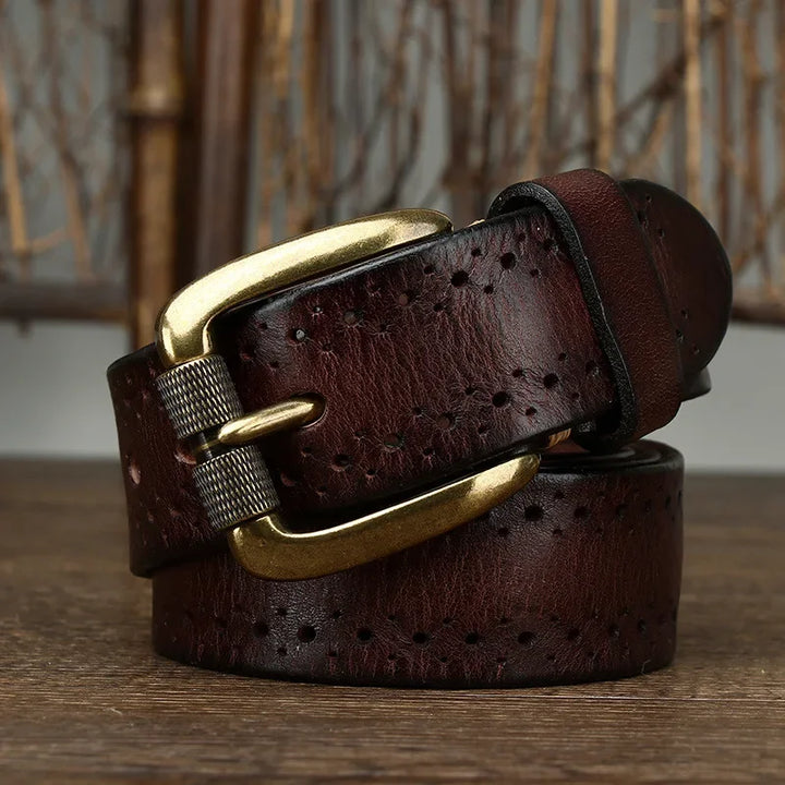 Detalle del diseño perforado en el cinturón de cuero genuino para hombre. Estilo moderno y duradero.