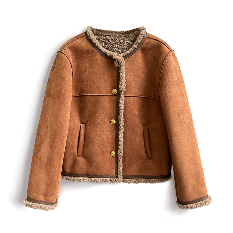 Mujer paseando con abrigo largo de invierno, destacando calidez, estilo y moda femenina para otoño-invierno.