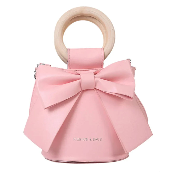 Moda femenina: Bolso de mujer estilo bandolera. Accesorio compacto, elegante y clásico de cuero sintético.